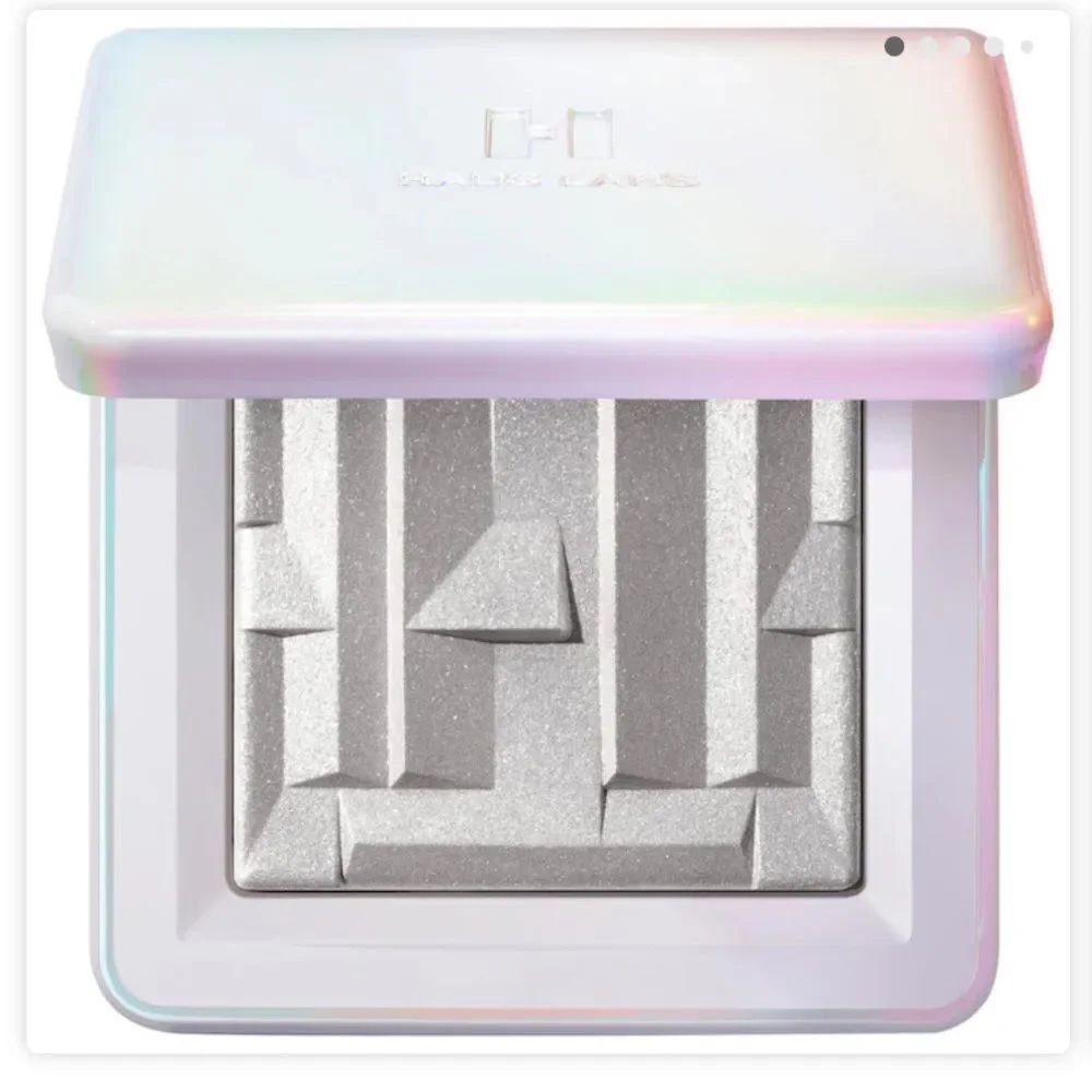 HAUS LABS BY LADY GAGA
Bio-Radiant Gel-Powder Illuminating Highlighter
